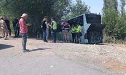 Otobûsê rêwiyan qeza kir: 14 kes birîndar bûn